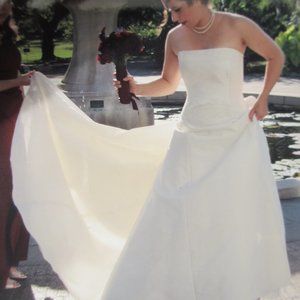 A perfect badgley mischka. wedding dress . Strapless -with seed pearl bottice.